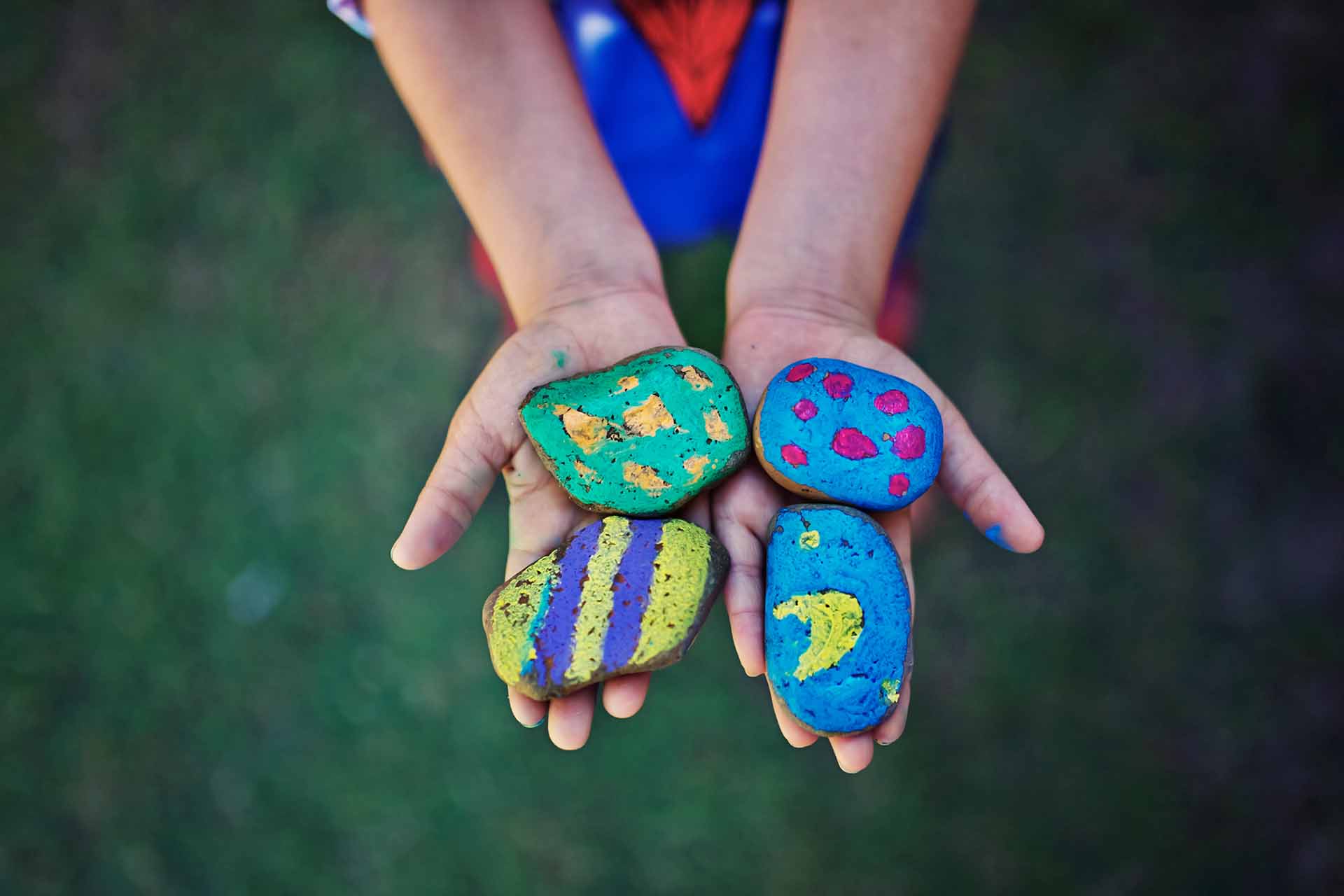 pintar rocas para apoyar el duelo infantil