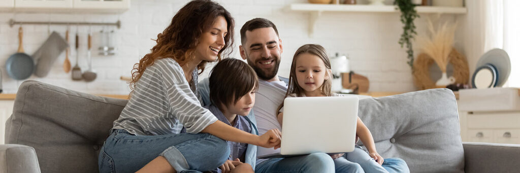FamilyUsingtheComputer
